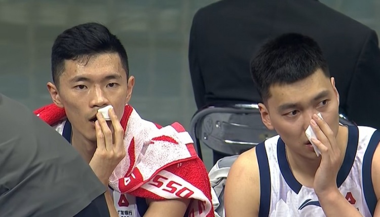 爱游戏中国-复刻CBA名场面！场边陈林坚和陈培东同时拿纸巾擦拭血迹